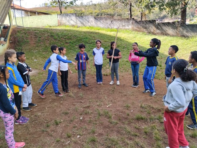 Roda de crianças em oficina escolar